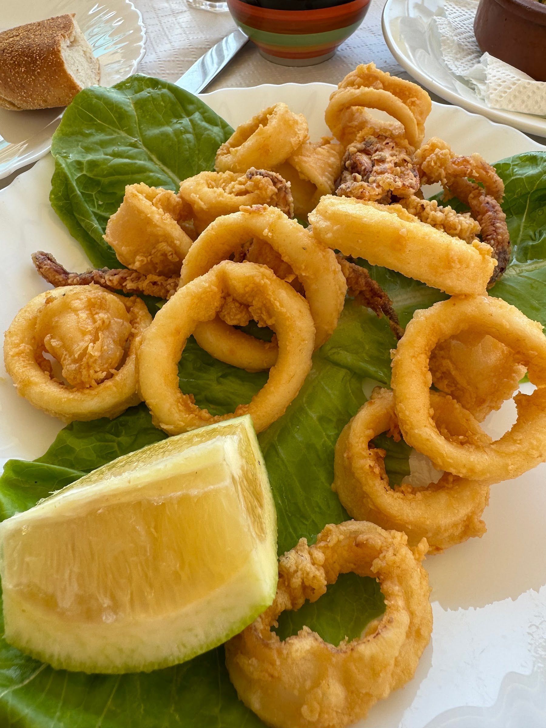 Anneaux de calamar frits et citron
