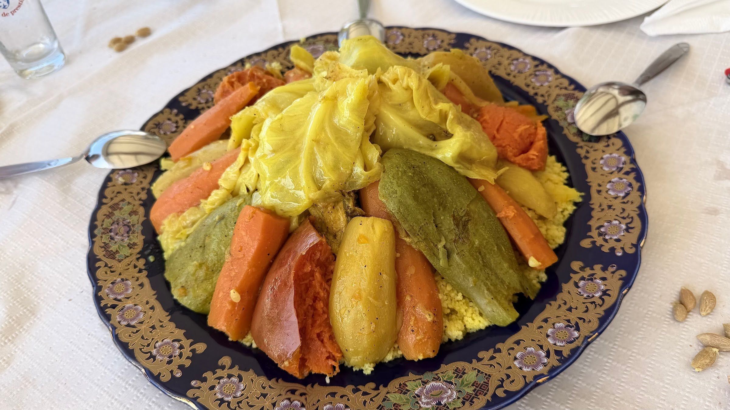 Couscous aux légumes servi dans un plat de Fès
