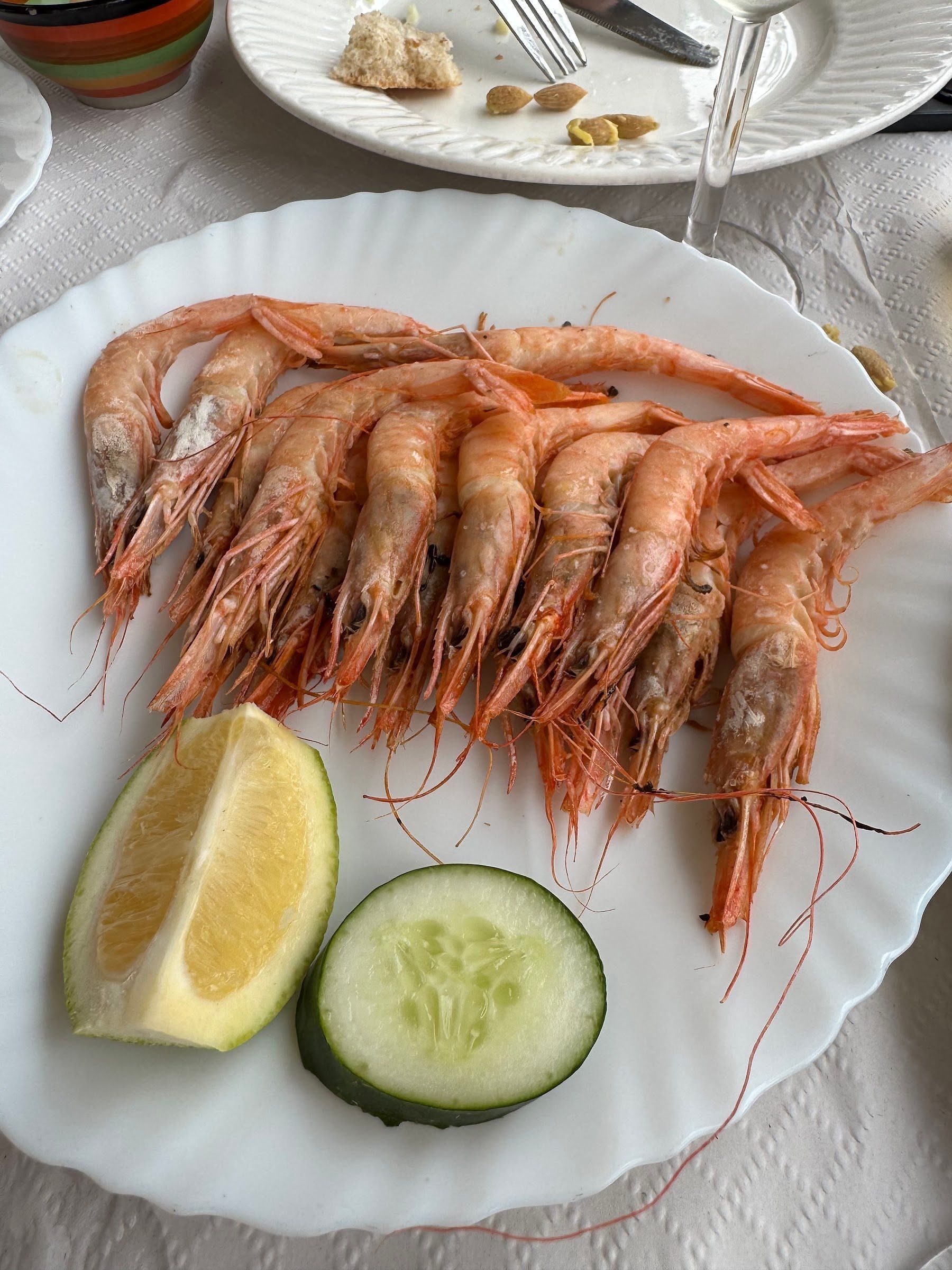 Crevettes grillées, citron et concombre