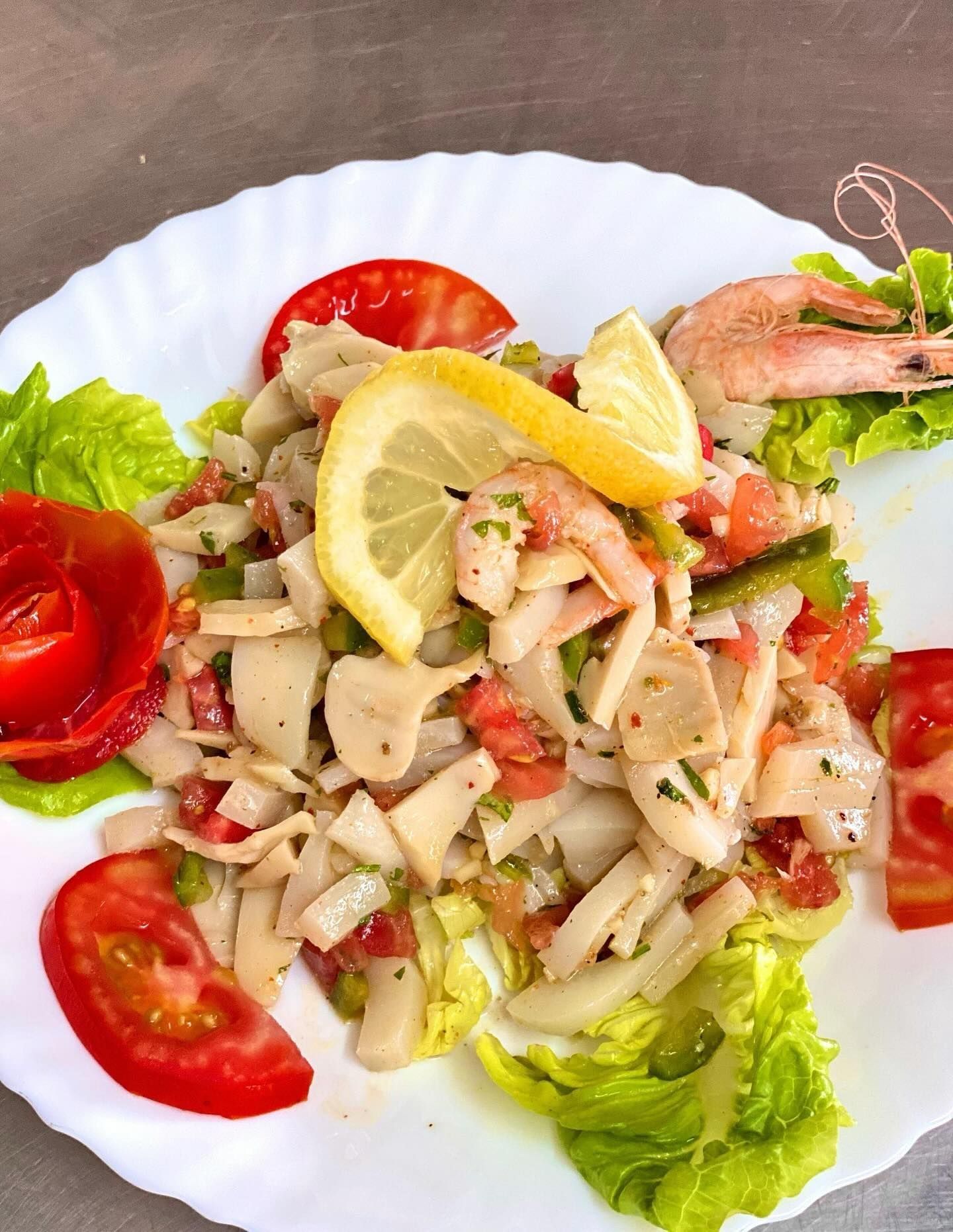 Salade pêcheur aux calamars et crevettes