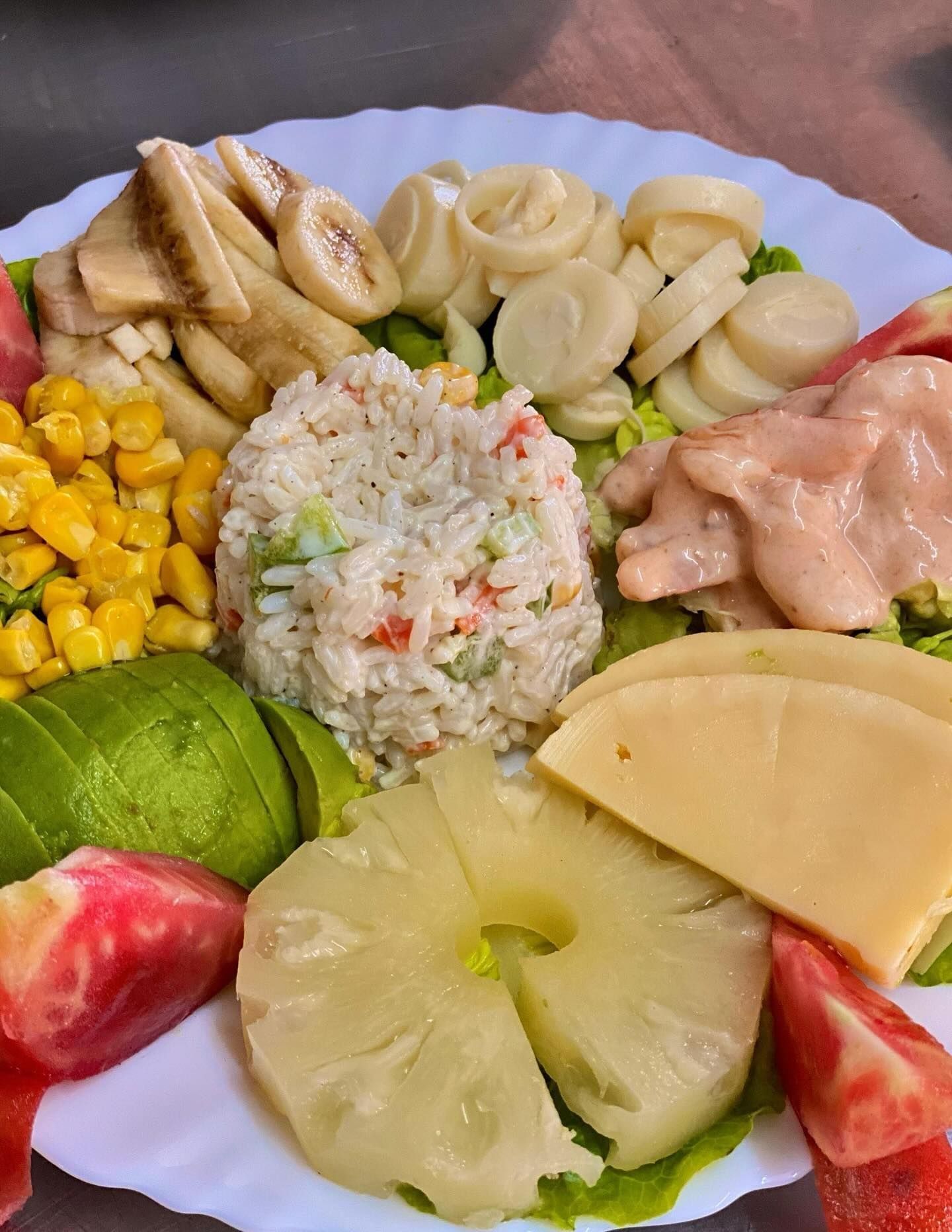 Salade riche : riz, ananas, cœur de palmier, maïs