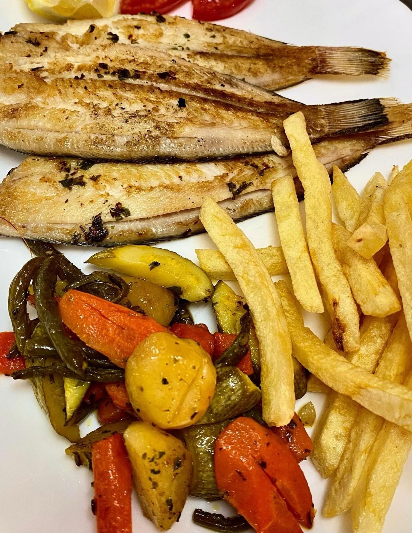 Sole grillée, frites et légumes