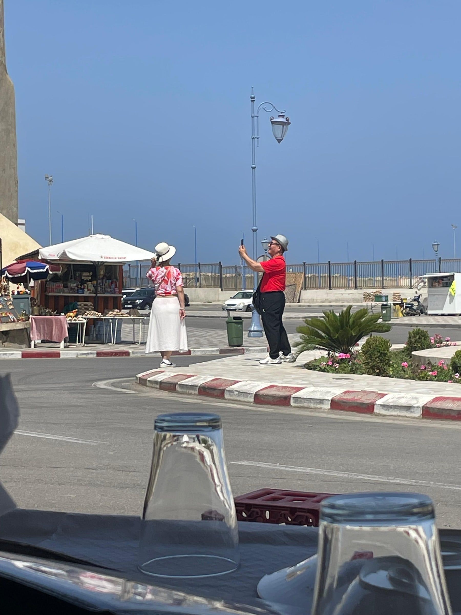 Promeneurs photographiant la mer depuis le rond-point, vus de la terrasse