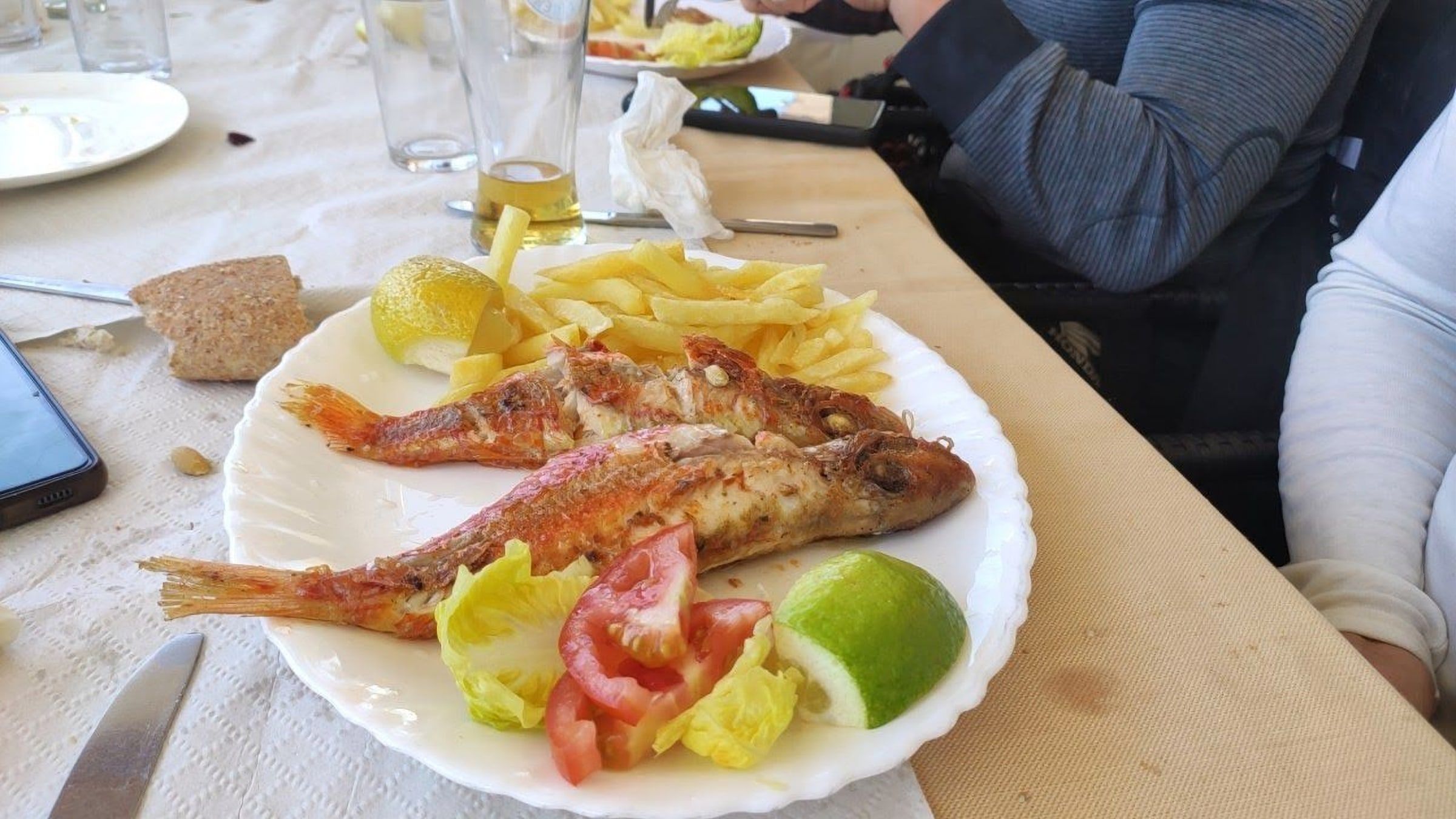 Rougets frits, frites et tomate