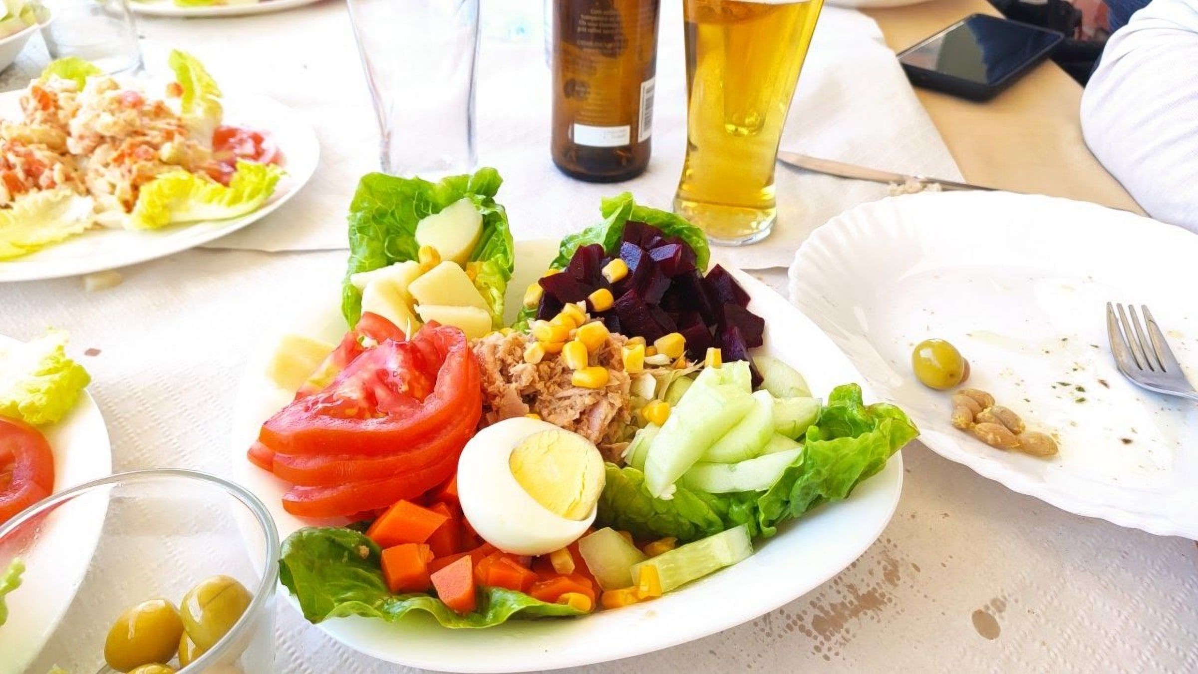 Salade niçoise : thon, œuf, maïs, betterave, crudités