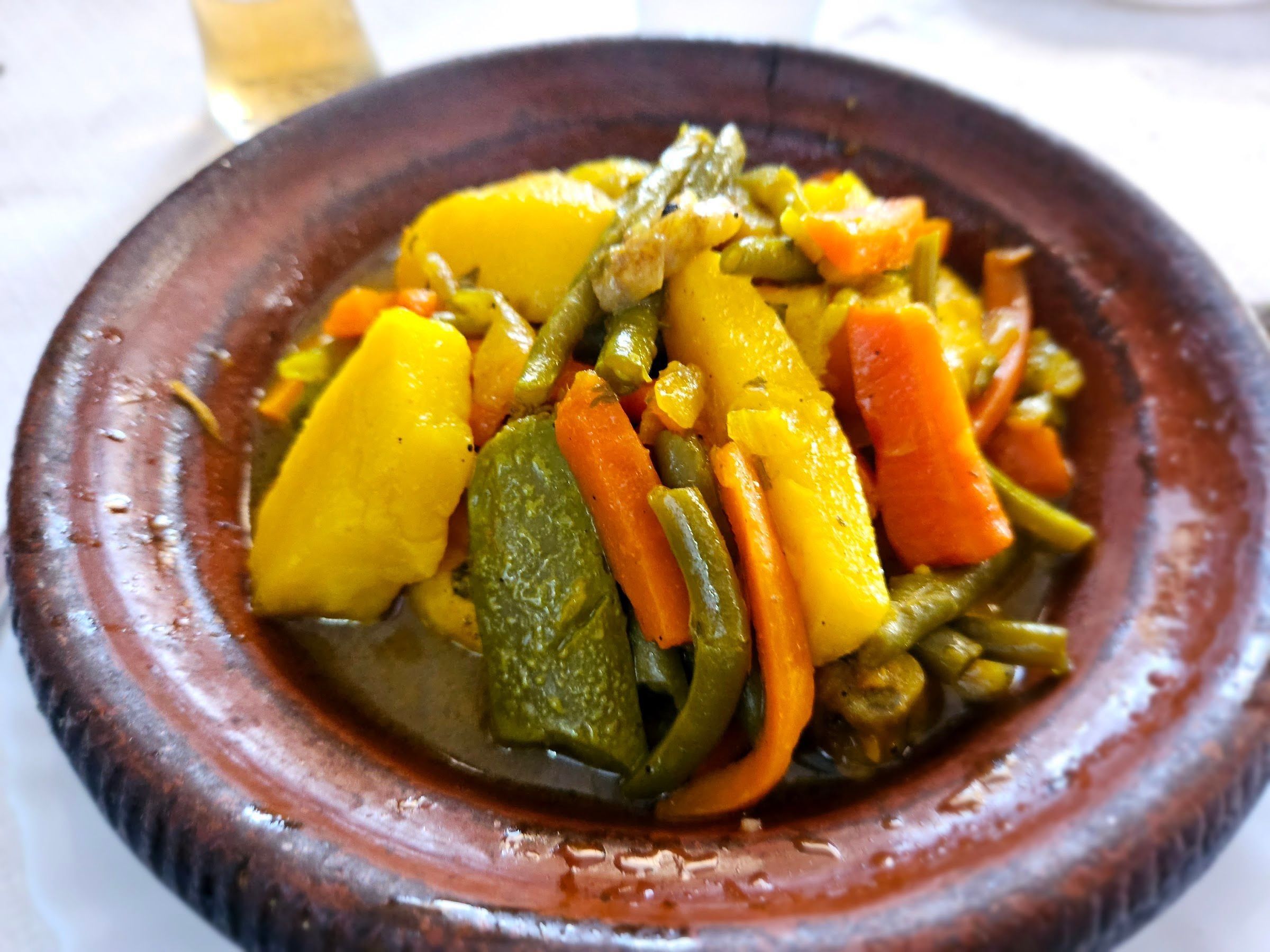 Tajine de légumes dans son plat en terre