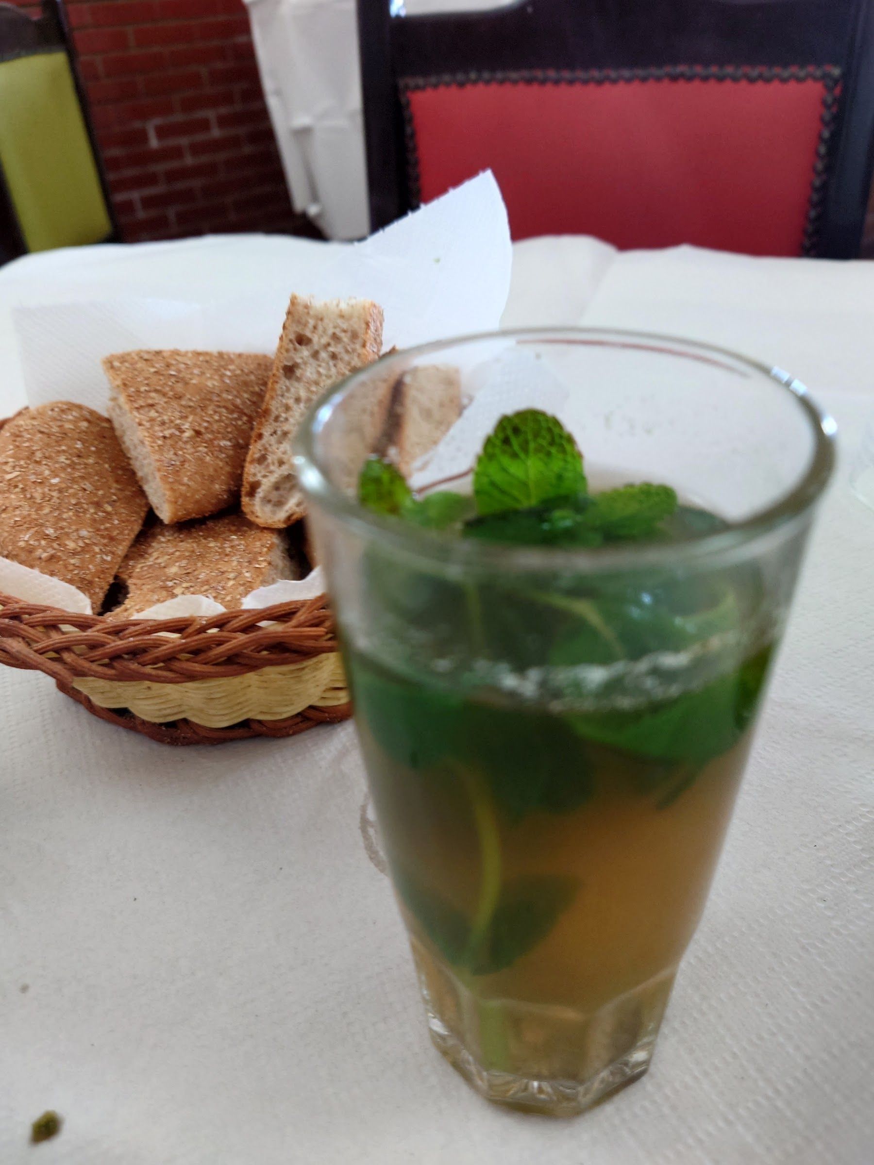 Thé à la menthe et pain